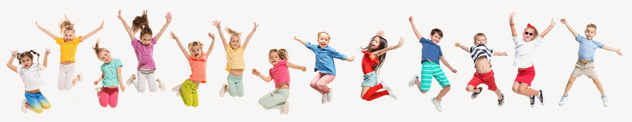 12 Kinder in bunter Kleidung springen hoch