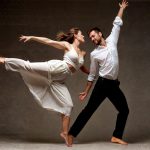 Diese Bild zeigt ein barfuss tanzendes Paar